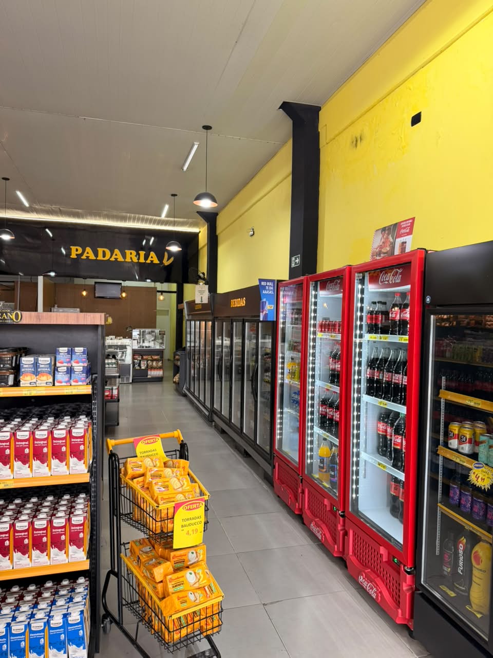 Linha de geladeiras de bebidas ao longo da parede