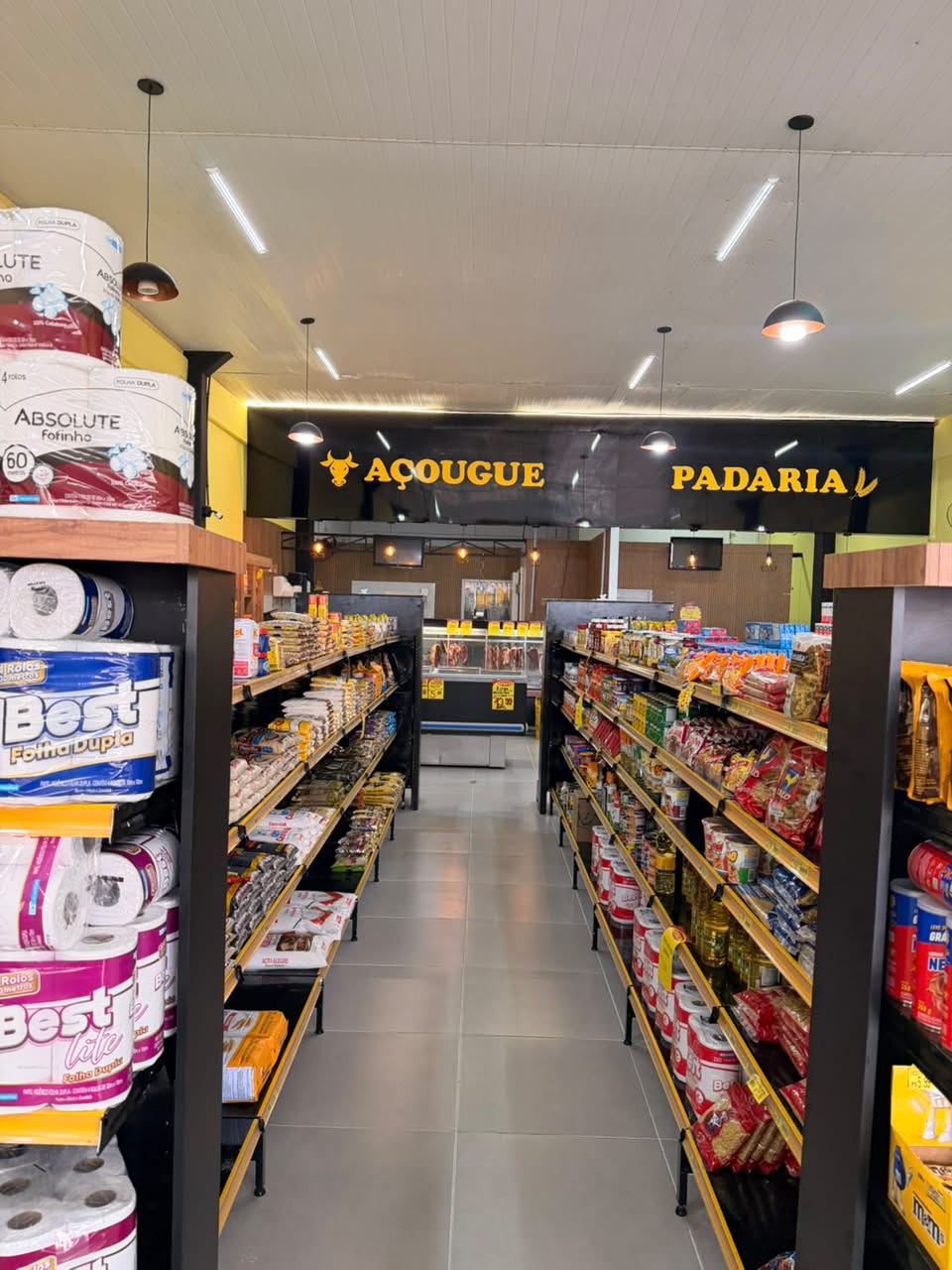 Interior do Supermercados Soberano, com gôndolas abastecidas e os letreiros de açougue e padaria ao fundo
